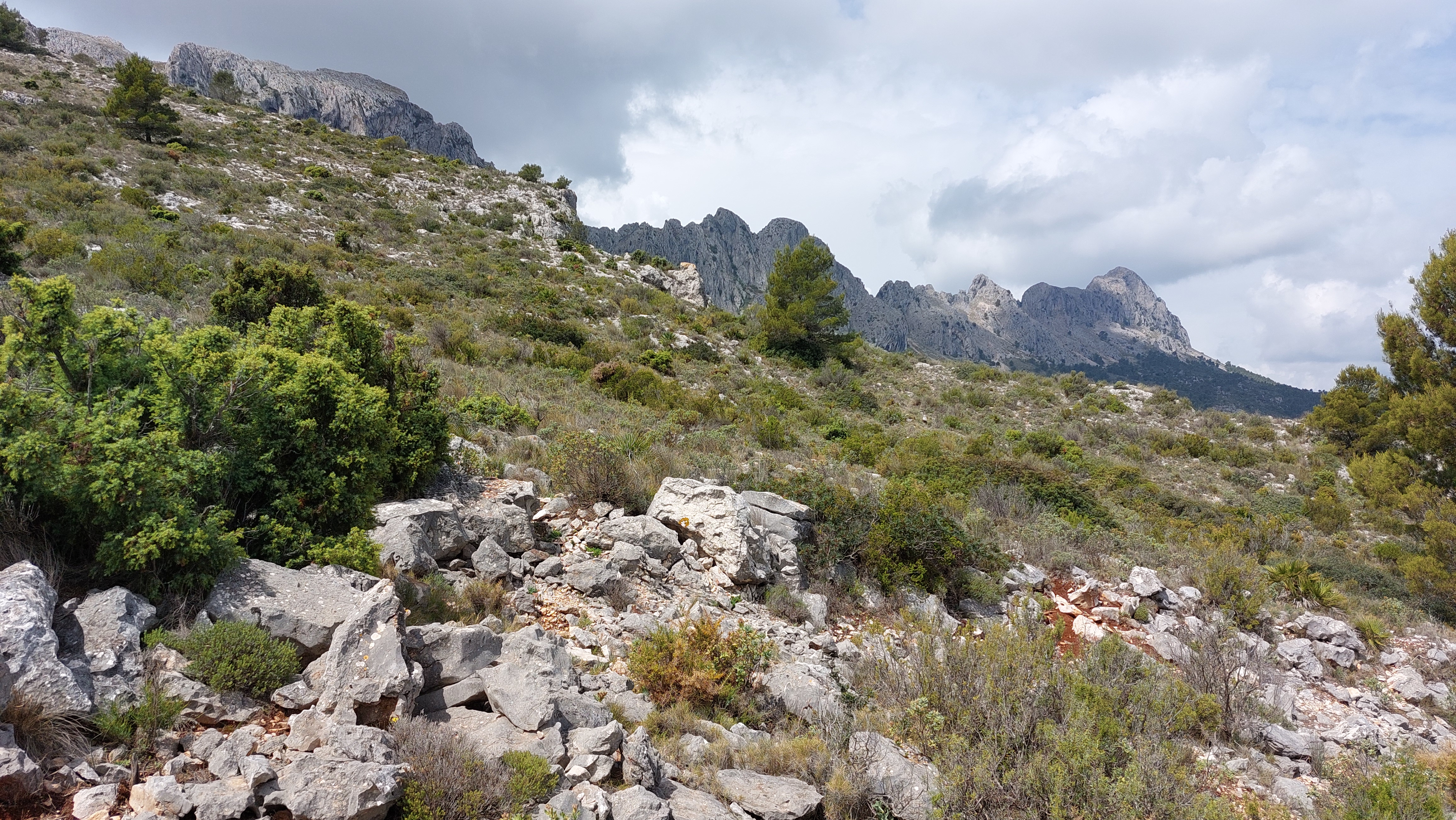 La Cova del Arc donde Bernia cae al Mar